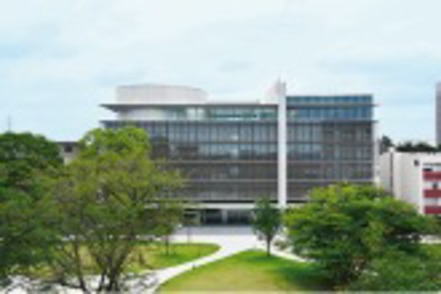 東京理科大学 横断・融合の教育・研究の拠点であるNRC教育研究センター。