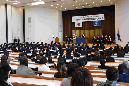 東京保健医療専門職大学 毎年、数多くの方が入学される本学の入学式の様子です。