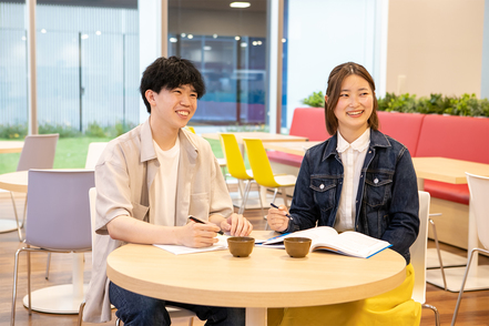 福岡歯科大学 学生ホール等では、自習をしている学生や、先生との雑談、学生間の交流が活発に行われています。