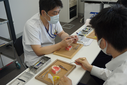 福岡歯科大学 毎年オープンキャンパスで行われている「歯科医師体験」はリピーターができるほど人気のイベントです。