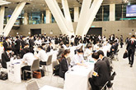 日本医療科学大学 都内の大規模会場での求人説明会。病院・施設の担当者には本学卒業生の姿も見られ、学生の就職意欲も高まります