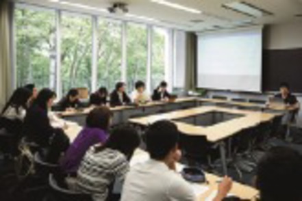 成城大学 専門分野のゼミでは卒論指導を含め、少人数でより深く学びます