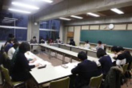 成城大学 3・4年次の専門演習では、授業外でも教員による個別指導や進路相談を行います