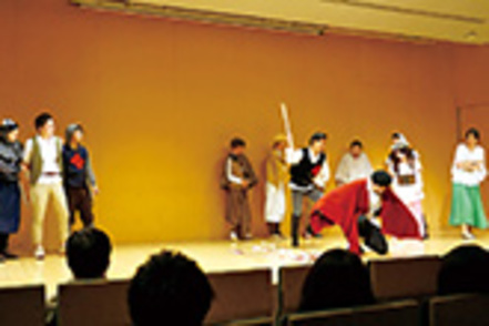 神奈川大学 スペイン語劇で表現力UP！ 場面にふさわしい発音や表現で演技するキャストはもちろん、衣装や舞台美術の準備もすべて学生が担当