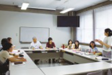 神奈川大学 「ゼミの神大」を象徴する約50ある多彩なゼミナールの中から、興味のあるゼミを選び、多種多様な研究テーマに取り組める