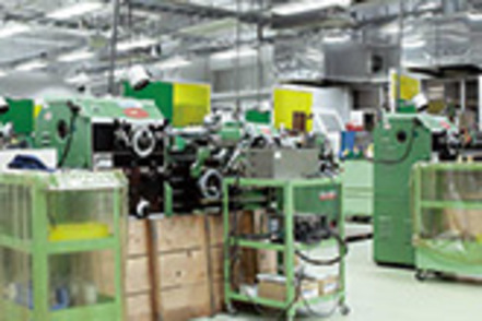神奈川大学 機械工作センターの汎用（NC）旋盤。研究に必要な工作設備が充実している