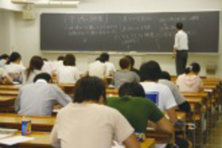 神奈川大学 「公務員養成プログラム」は、大手資格試験予備校と提携した講義。大学内で受けられるので、移動時間や費用削減が可能
