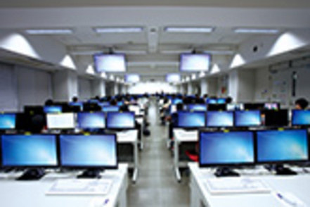 神奈川大学 キャンパス内にはコンピュータ演習室、図書館はじめ約2000台のPCを備えている