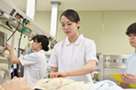 上武大学 大学内には実際の医療現場と同様の設備が整った演習室がいくつもあり、より実践的な技術を身につけられる環境があります。