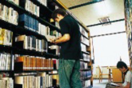 名城大学 蔵書数約100万冊の附属図書館のほか、法学部資料室には和洋の法律雑誌や判例集が揃っています