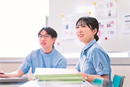 広島国際大学 看護師と保健師の両方を視野に入れながら学ぶことができるとともに、学部修了後に学べる1年課程の助産学専攻科があります