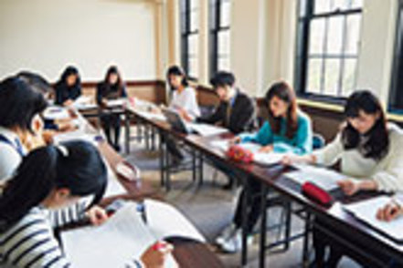神戸女学院大学 ゼミ形式の授業が1年次からスタート。段階的に読解力・思考力・表現力・コミュニケーション力を伸ばします。