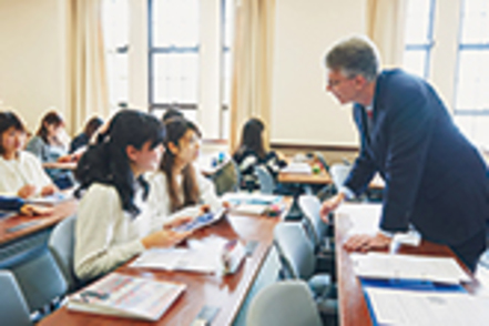 神戸女学院大学 好きな分野を英語で学び、未来を切り拓くための英語力と幅広い知識・スキルを身につけます