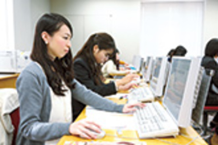 武庫川女子大学 日本語日本文学科では、WordやExcelを使用した文書作成や情報処理に必要なスキルを修得し、資格を取得しています