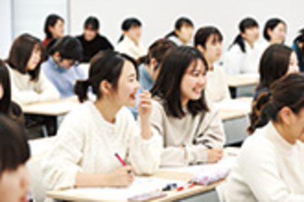 武庫川女子大学 ２年次から３つのコースに分かれて、それぞれの専門教育を重視して学びます