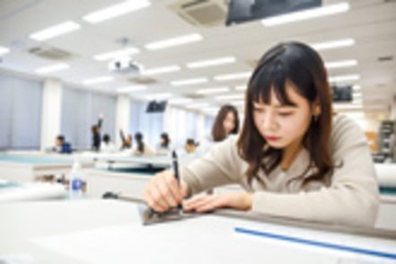 武庫川女子大学 文系・理系・造形の視点からアプローチし、デザインに展開させます