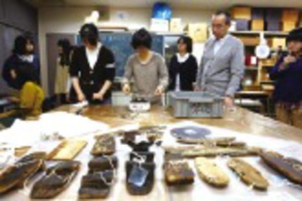 奈良大学 遺跡から出土した遺物を使って、洗浄や測定、X線での状態分析、保存処理を体験
