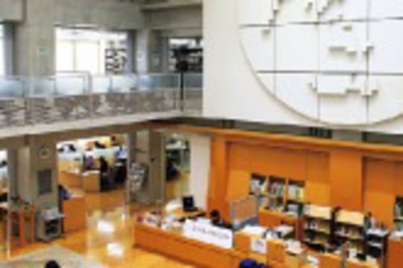学習院大学 吹き抜けと天窓で開放感いっぱいの法経図書センターのエントランス。