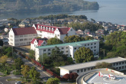 活水女子大学 長崎医療センター敷地内に建設された4階建ての校舎。学ぶ学生のために講義と実習が効率的に行われるよう設計されています。