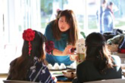京都文教大学 キャンパスがある宇治市の銘産「宇治茶」について学び、その魅力を伝えるプロジェクト活動も。