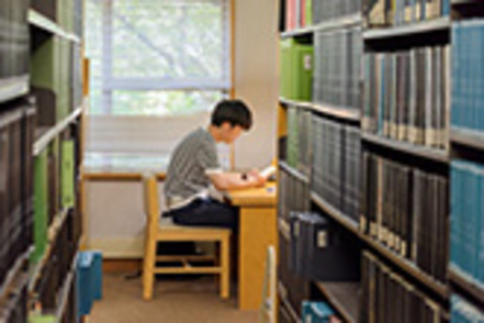 慶應義塾大学 三田メディアセンターは、豊富な蔵書と開架式書庫が特徴