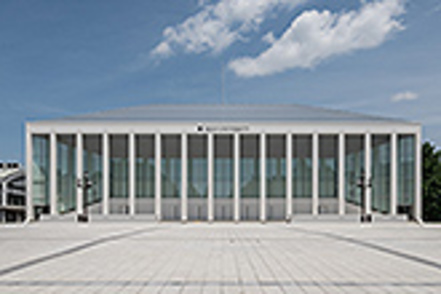 慶應義塾大学 2020年3月に建て替えが完了した記念館。入学式はここで行います（日吉）