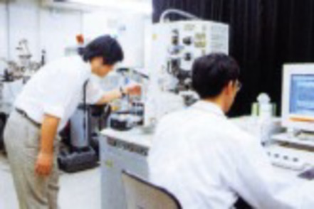慶應義塾大学 中央試験所／理工学部が誇る大型実験機器を、学生自身が直接操作することが可能です（矢上）