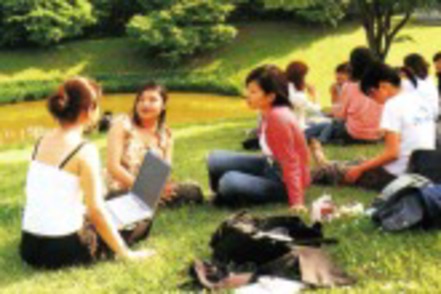 慶應義塾大学 天気のいい日はガリバー池のほとりで休憩。SFCならではの過ごし方です
