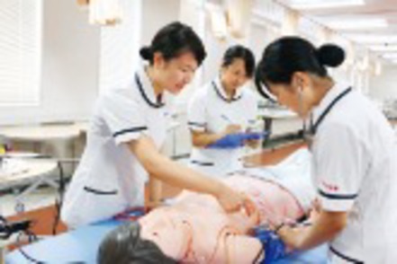 京都光華女子大学 看護学科では各領域ごとの実習室を完備。最新のシステムや、ICT機器の活用で確かな技術を身につけます