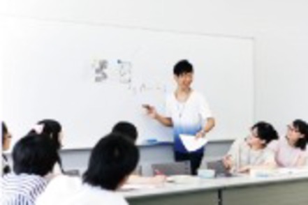 専修大学 ゼミナールは、教室での討論や合宿、調査などを通して、関心領域の理解を深める。
