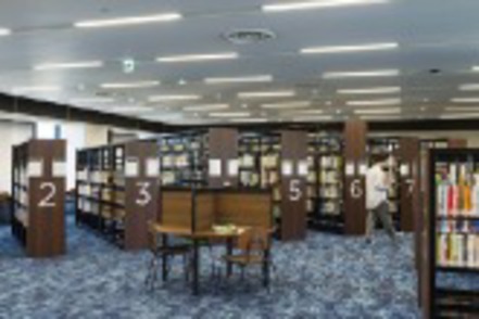 専修大学 知識を深める基地となるよう『Knowledge Base』と名付けられた新図書館。電子資料も積極的に提供している。