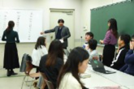 専修大学 日本語学科のゼミでは、万葉仮名・変体仮名の解読、古語の理解、音韻の変化、若者言葉の変遷などを学ぶ。