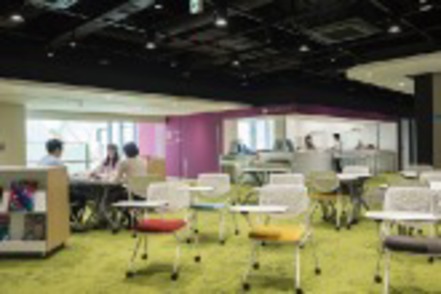 専修大学 新校舎15階の「グローバルフロア」には、ネイティブ教員や留学生が集まるラウンジを設置。