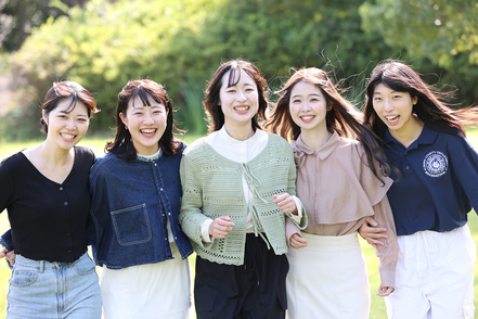 川村学園女子大学 花と緑の我孫子キャンパス。学生たちはたくさんの豊かな体験を通して、社会で役立つ女子力を身につけます