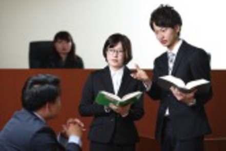 朝日大学 裁判所の法廷を再現した「模擬法廷」など、実用法学が体験できる授業や環境を学内に整備