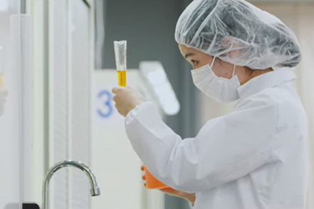帝京平成大学 調剤実習室では、散剤、水剤、軟膏などの調製を行います