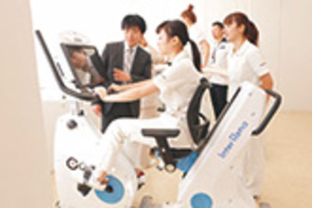 東京家政大学 リハビリテーション学科では、運動解析から脳機能解析まで可能な最新の機器・設備を導入しています