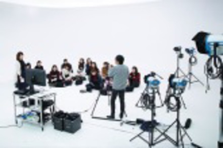 同志社女子大学 フルLED照明を備えたスタジオでは本格的な動画、静止画の撮影が可能