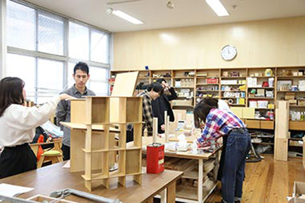 日本工業大学 「インテリアデザインラボ」木工の機械工具が揃った家具工房。気軽にモノづくりに取り組める。専任の教員がサポートしてくれる