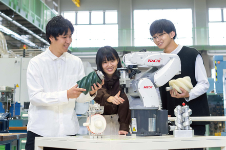 日本工業大学 「機械実工学教育センター」約70台の工作機械を備えるセンターで実験や研究を行う他、自由に設計・製図ができる製図室等も設置