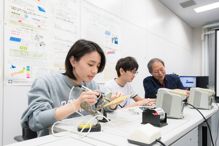 日本工業大学 「EECワークショップ」1学年から希望する研究室で実際に研究を体験できる科目。未来に繋がる研究を体験し、実践的な力を養う