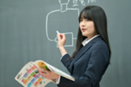 秀明大学 1年次から学校現場で実践的研修を積み、3年次に行われるプレ教育実習に備えます。