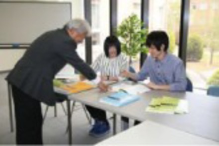 平成国際大学 教職をめざす学生専用の学習室で、実践経験豊富な特任教授が指導。