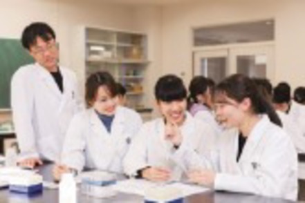 名古屋文理大学 健康栄養学科の栄養生化学実験。やっぱり実験には夢中になってしまいますね！