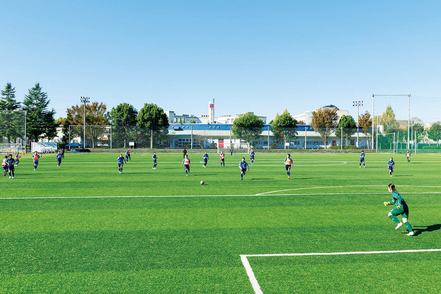 尚美学園大学 照明設備を完備した人工芝のサッカー場など、スポーツを実践しながら学ぶ理想の環境が用意されています。