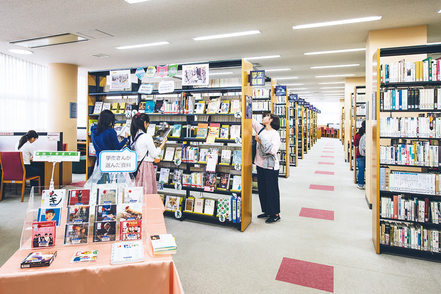 尚美学園大学 落ち着いた空間で、集中して学ぶことができる図書館には、豊富な専門書が揃っています。