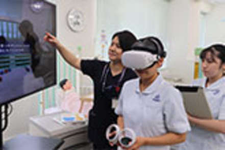 千里金蘭大学 VR教材を活用した演習授業を導入。文部科学省「ウィズコロナ時代の新たな医療に対応できる医療人材養成事業」選定