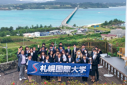 札幌国際大学 学生自ら立案する旅行計画を基に、「旅行演習」や「ホテル演習」を実施。国内外の観光地を訪れ、実践的に学ぶ。