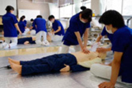広島文化学園大学 救急看護強化コースは、急性期（病状が悪化しやすい）の患者の特性を理解し、安全管理・ケアの知識や技術を学びます