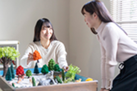 神戸親和大学 心理学科では、公認心理師や臨床心理士の2つの資格取得をめざせるカリキュラムがあり、大学院も設置しています。